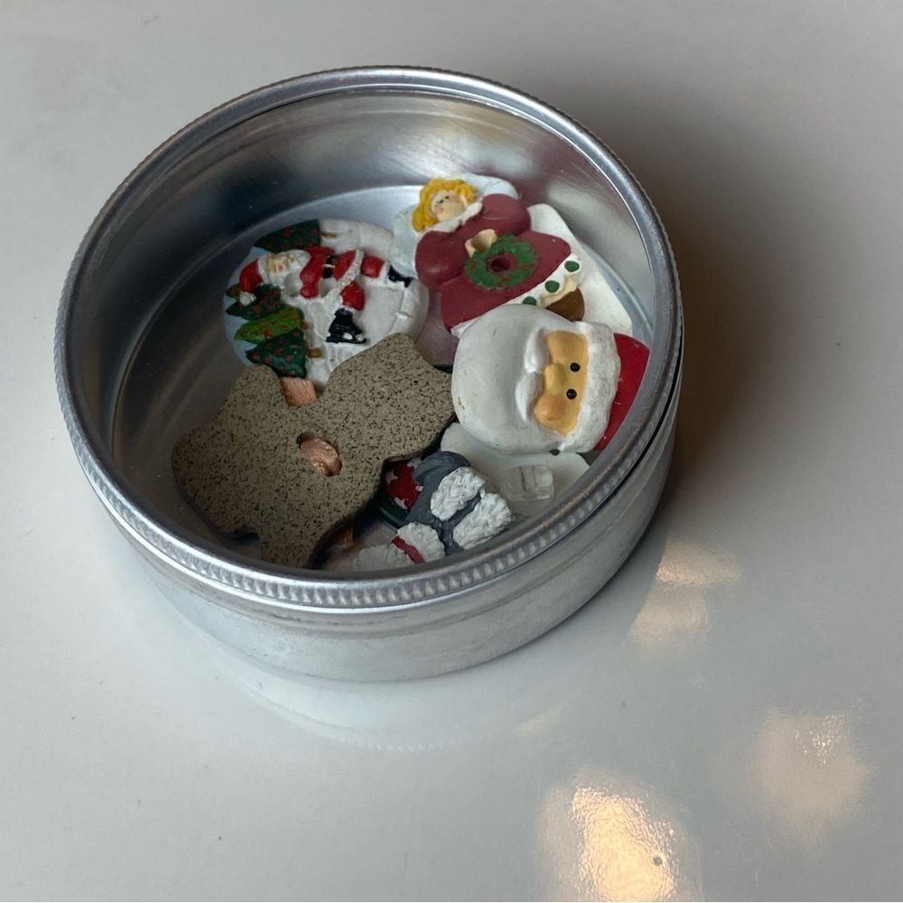 Vintage Novelty Holiday/Animal Themed Buttons - Picture 10 of 10